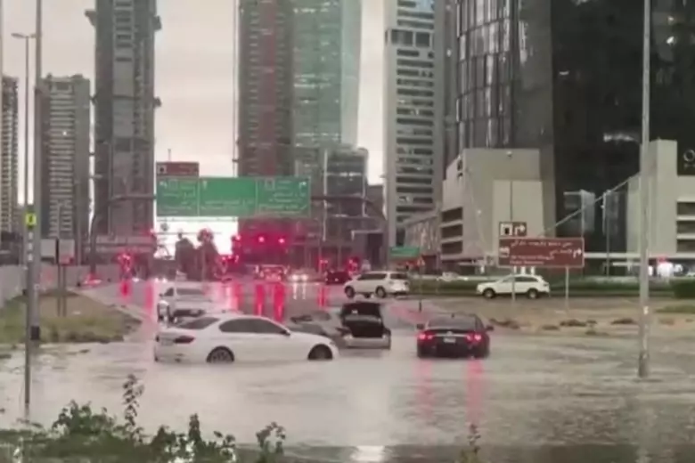 Из-за сильных дождей в ОАЭ перекрыта часть дорог и отменены авиарейсы