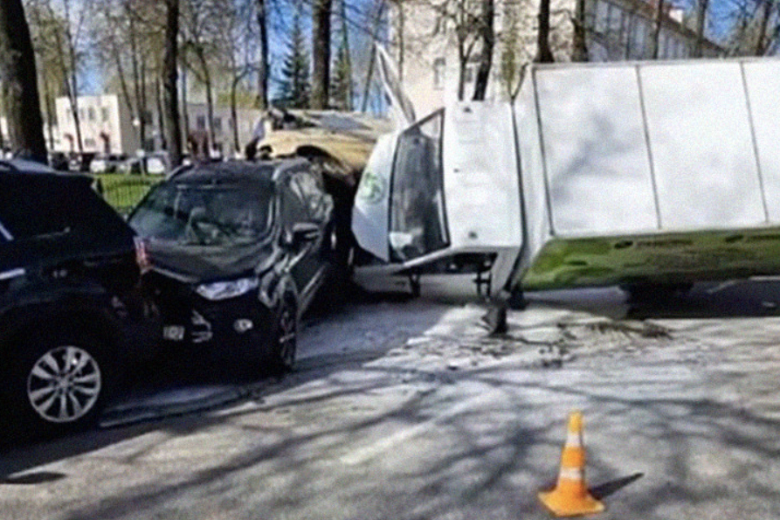 В Витебске водитель грузовика потерял сознание и разбил четыре автомобиля
