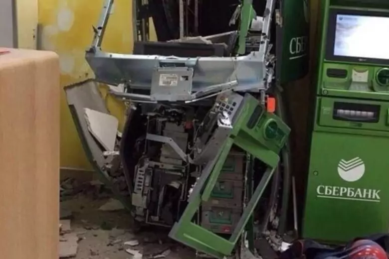 В Омске грабитель взорвал банкомат с 1,5 млн российских рублей