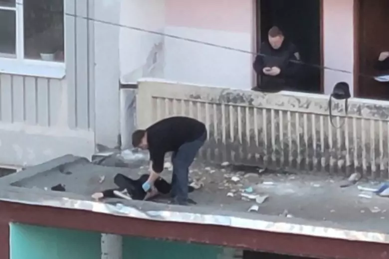 Россиянка спрыгнула с 16 этажа после самоубийства дочери