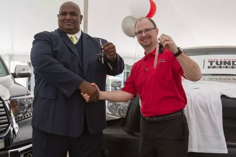 «Тойота» подарила американцу новый пикап за то, что он умудрился проехать на Toyota Tundra  1 млн миль