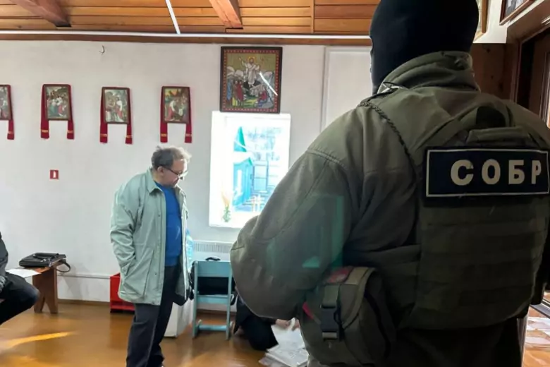 Российский священник повесил в храме иконы с бандеровцами