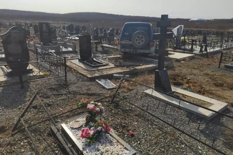 Пьяный и голый сахалинец устроил дрифт на кладбище