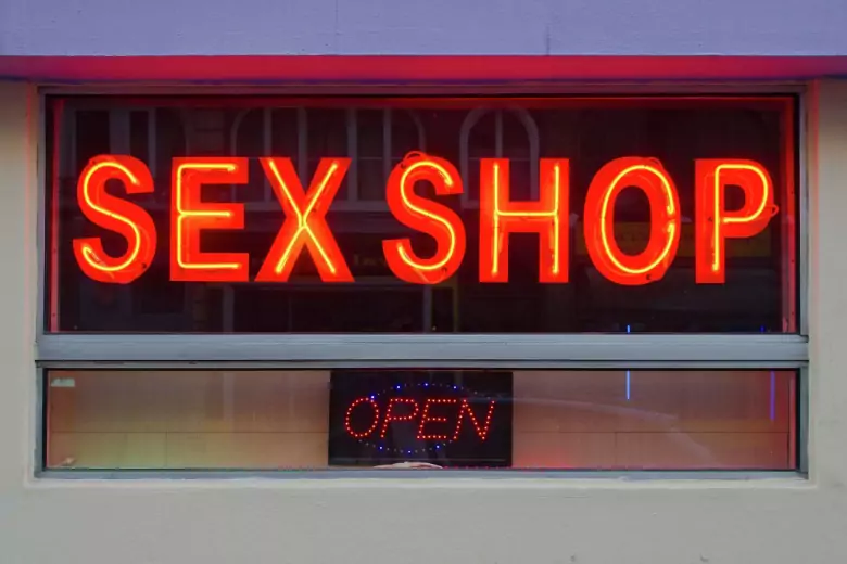 Женщина обокрала московский секс-шоп и попала под статью