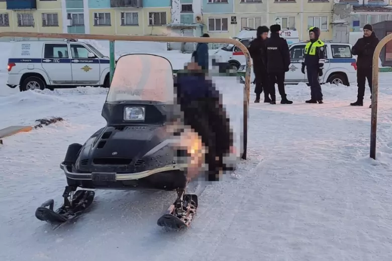 Житель Воркуты умер на детской площадке во время езды на снегоходе