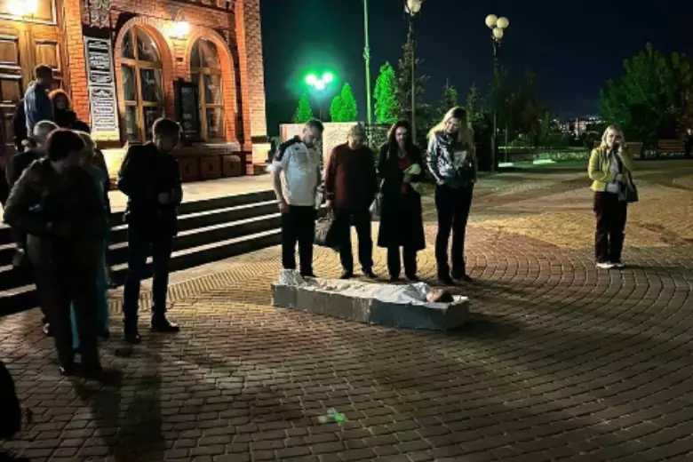 Россиянка легла в гроб напротив театра и напугала прохожих