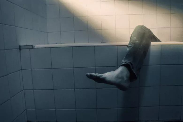 Чистоплотная россиянка совершила очень странное самоубийство в ванной