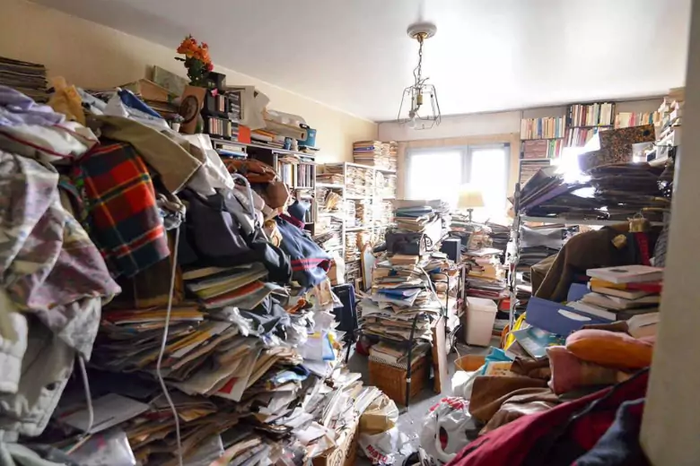 Мужчина с синдромом Плюшкина превратил квартиру в свалку и задохнулся от мусора