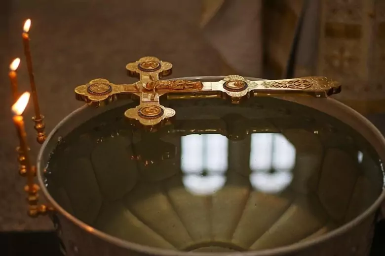 Мужчина бросал использованные презервативы в чаны со святой водой в храмах