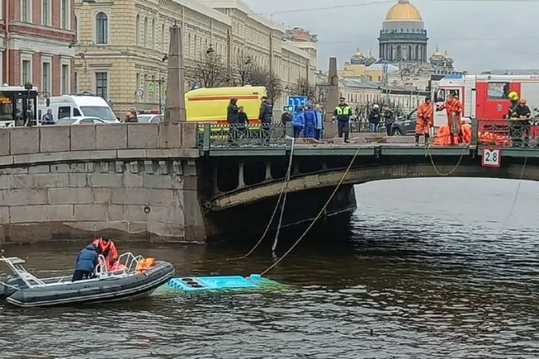 В Питере автобус упал в реку с моста, есть погибшие