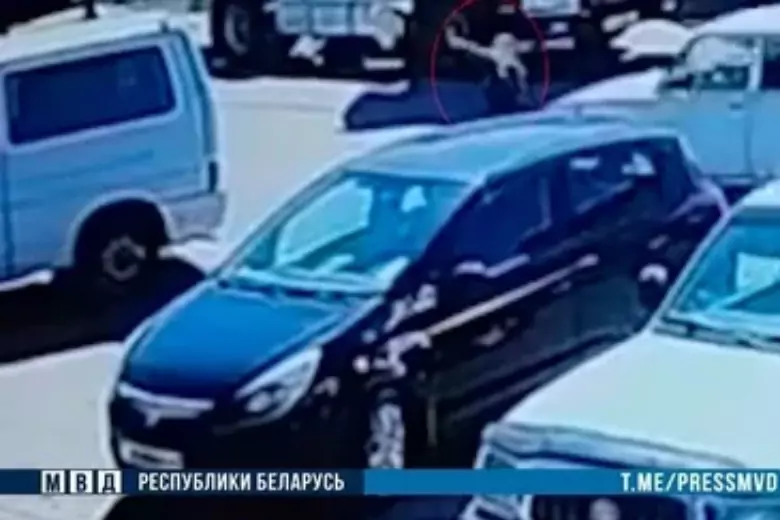 В Ольшанах школьник угнал машину отца и сбил маленького мальчика