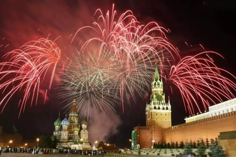 В Москве праздничный салют в честь Дня Победы попал в толпу людей