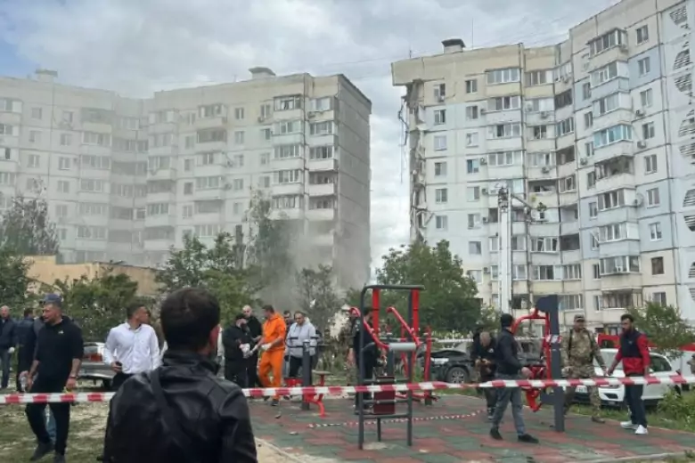 Ракета ВСУ разрушила многоэтажку в Белгороде, под завалами находятся люди