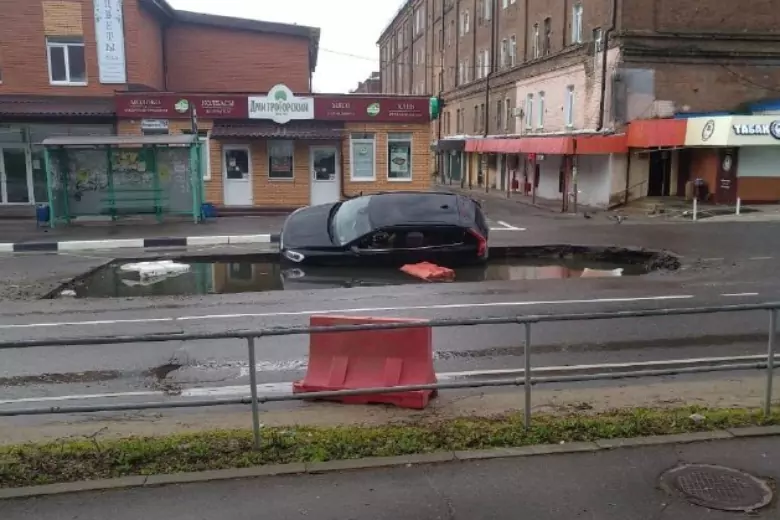 Пьяная москвичка за рулём влетела в дорожную яму и едва не утонула