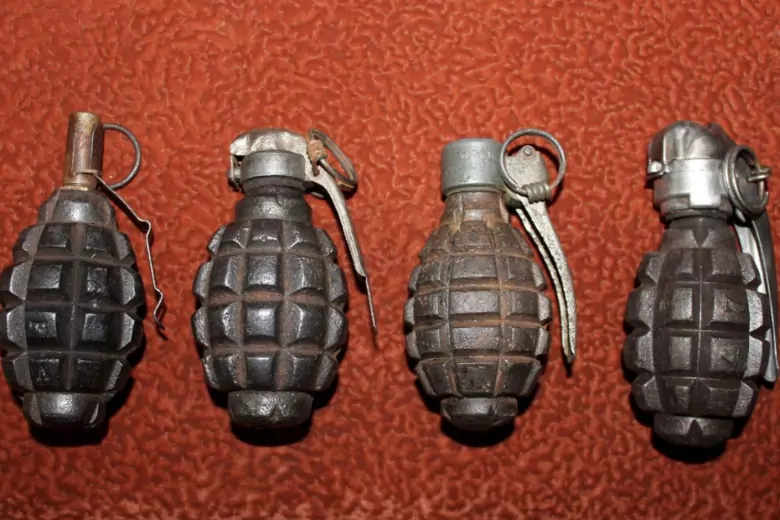 Сторож военного госпиталя нашёл гранаты, которые годами лежали в туалете