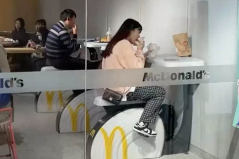 В китайском McDonald's можно есть и худеть одновременно: вместо стульев тут велотренажеры