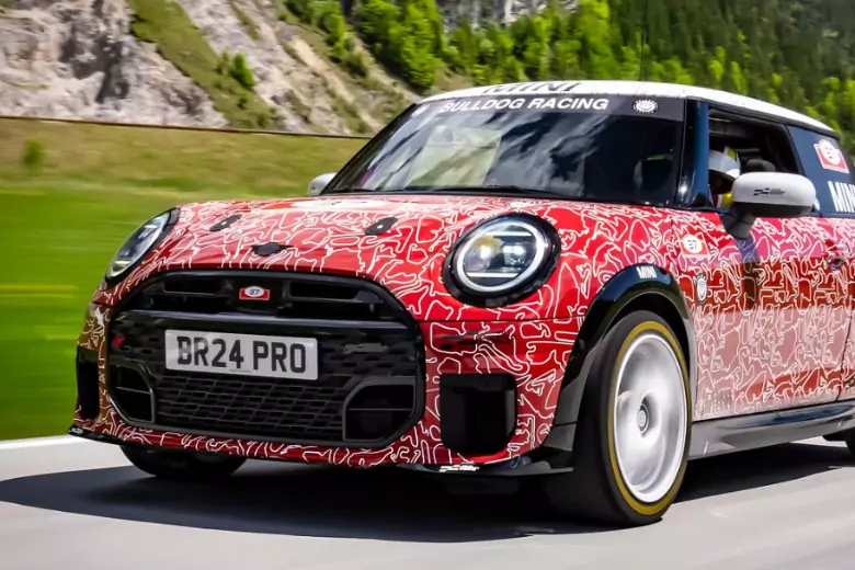 Компактные размеры и отличная управляемость делают Mini Cooper JCW идеальным выбором для гонок на таких трассах, как Нюрбургринг.