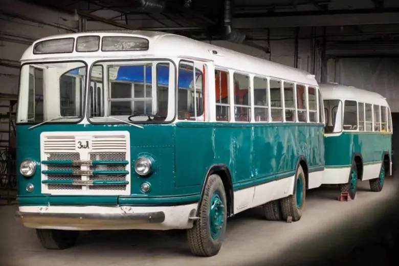 В Москве отреставрировали редкий автобус с прицепом ЗИЛ-158