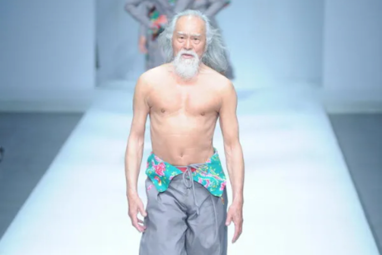 Китайский дедушка Ван Дешунь в 79 лет стал звездой модных подиумов