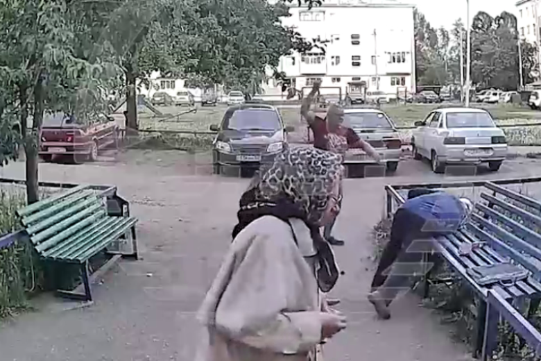 В Башкирии злобный мужчина напал на пенсионеров на лавочке и принялся колотить их тростью