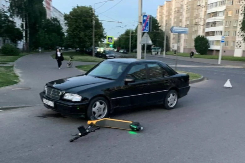 Mercedes сбил двух подростков, которые передвигались на одном электросамокате в Минске