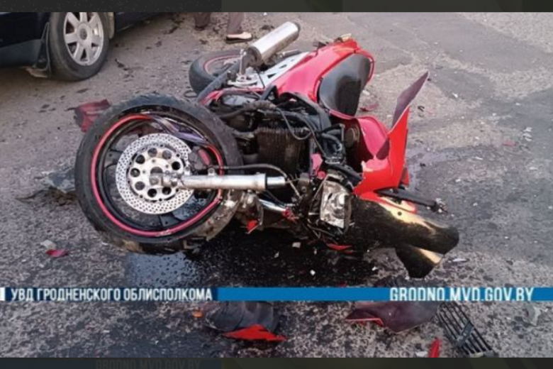 В Сморгони произошло серьезное ДТП с участием легковушки и мотоцикла: жуткий эпизод попал на видео