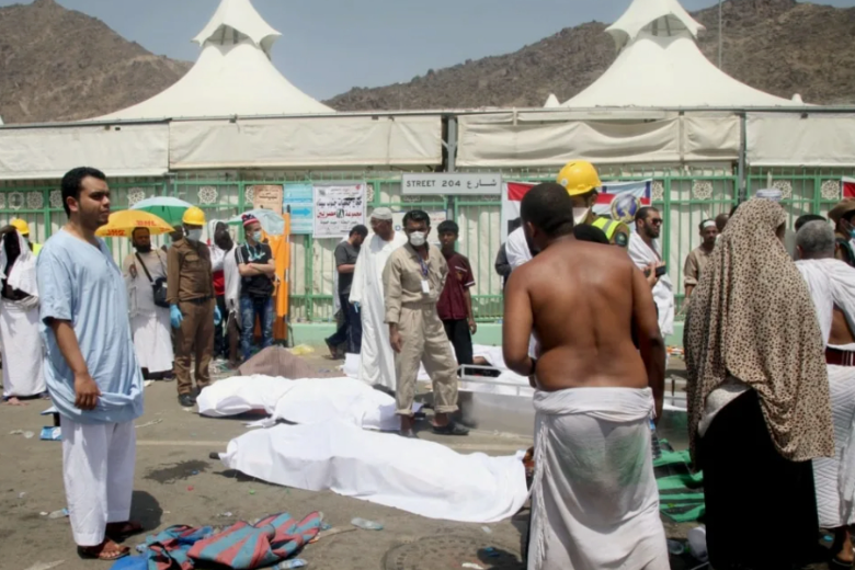 Около 600 человек погибли из-за жары во время хаджа в Саудовской Аравии из них 4 жителя России
