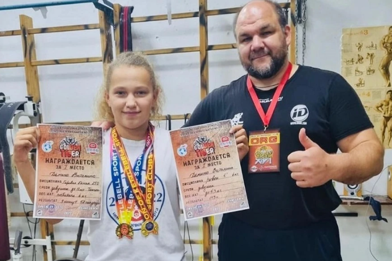 Уральская школьница установила мировой рекорд, подняв гирю 2222 раза