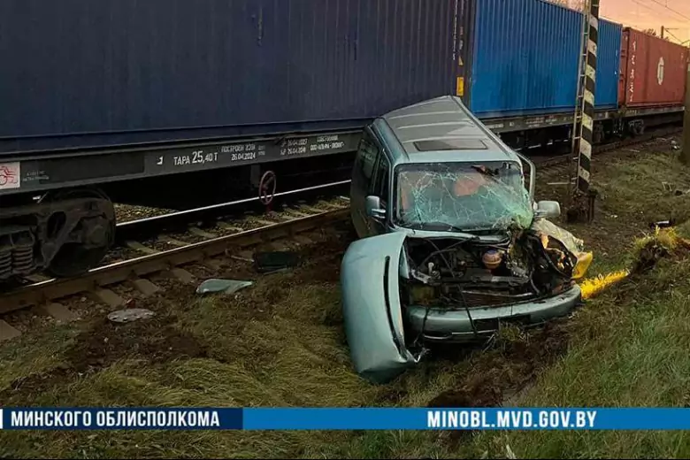 Минивэн под Борисовом попал под грузовой поезд, погибла водитель авто