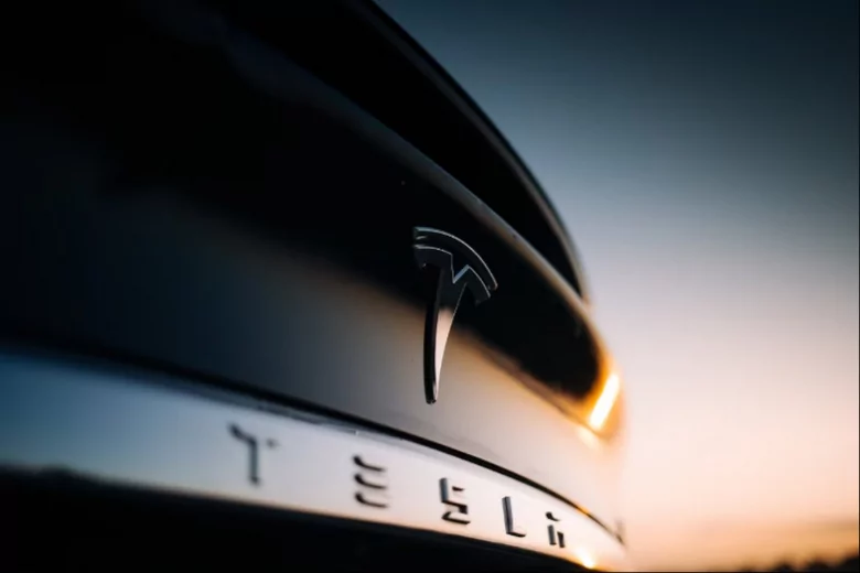 Бренд Tesla стал дешевле на 15 процентов