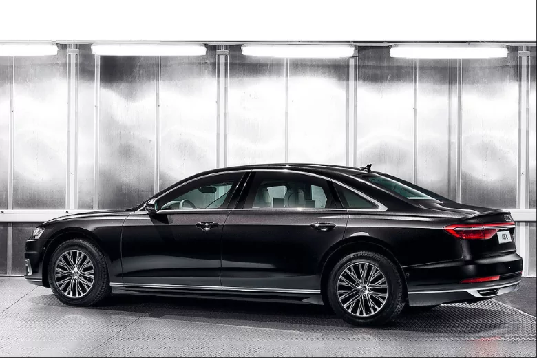 В Audi A8 Security, где с кортежем ехал президент Сербии, прямо на ходу взорвалась шина