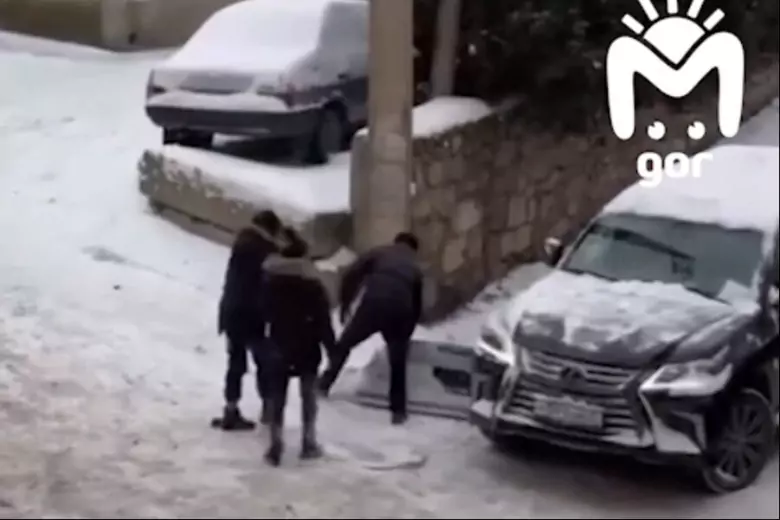 В Дагестане автомобиль Lexus протаранила чугунная ванна, что вызвало бурю комментов в сети