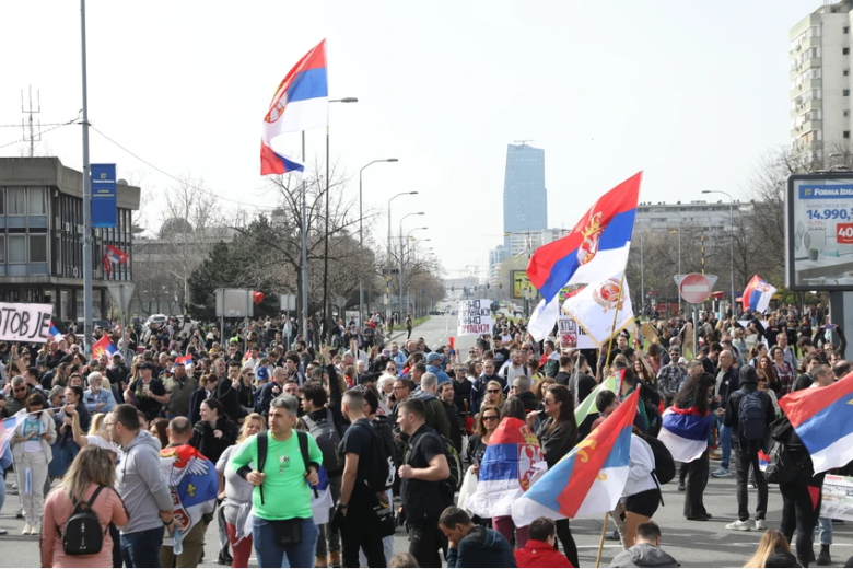 В Белграде в толпу митингующих въехала BMW