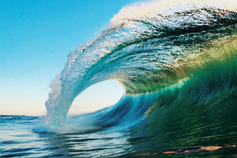 Движение волн знакомо каждому человеку, жившему или хотя бы побывавшему у побережья моря. При этом в разных водоёмах сила волн различается, а в некоторых их и вовсе нет. 
