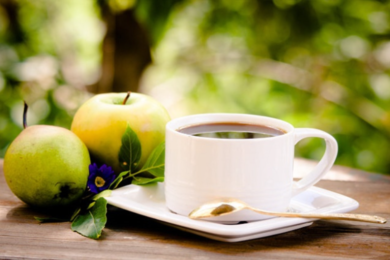Чтобы утром легче было просыпаться многие пьют кофе. Оказывается от яблока можно получить гораздо более сильный эффект.