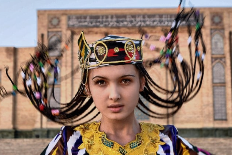 Традиционно девушки в Узбекистане плели до 40 кос с вкраплением нити, и тому есть рациональное объяснение.