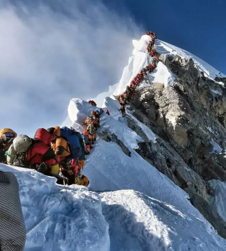Альпинизм – очень опасное хобби, и чем выше подъем, тем больше жизней он отнимает. Так, на Эвересте, ближе к вершине, во льды вмёрзло уже более 200 человек.