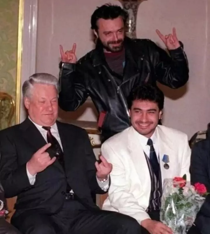 На нем рокер Константин Кинчев делает "козу" на пару с президентом Борисом Ельциным во время его встречи с тогдашними деятелями культуры.