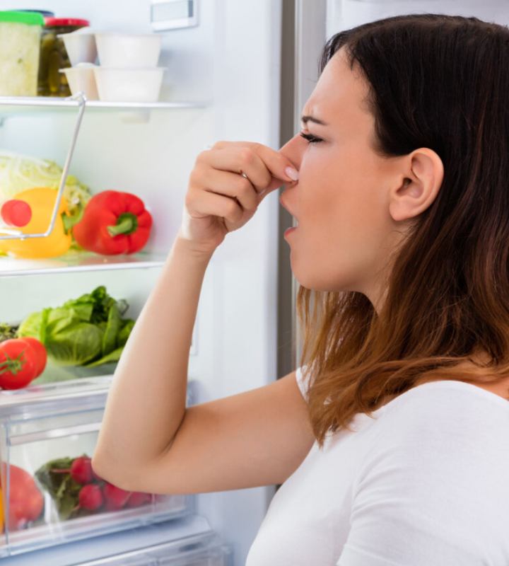В холодильнике может возникать неприятный запах из-за испорченных продуктов или отсутствия должного ухода.