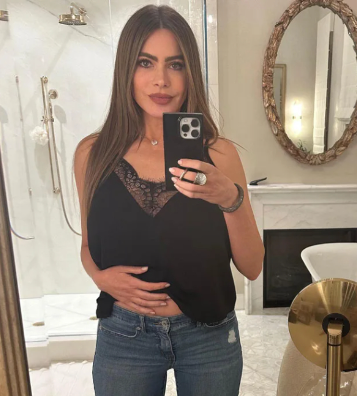 София Вергара только что продемонстрировала джинсы из своей новой коллекции Walmart на двух зеркальных селфи, которые продемонстрировали ее потрясающую фигуру.