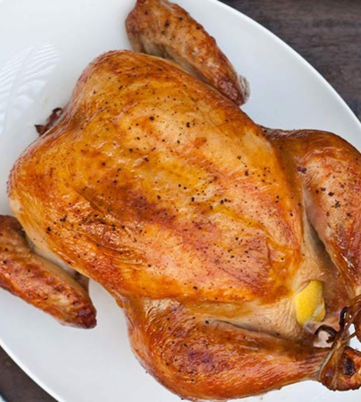 Чтобы курица не пригорала и не пересыхала по время жарки, тушку нужно посыпать пищевой содой.
