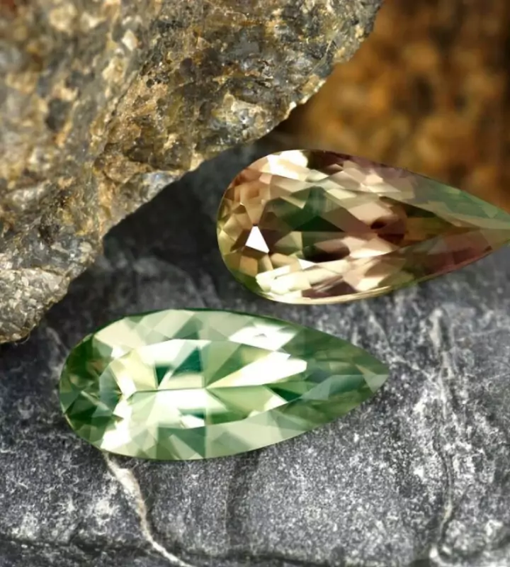 Камни-хамелеоны способны менять цвет в разных условиях. Они завораживают и кажутся магическими. Одним из таких минералов является султанит.