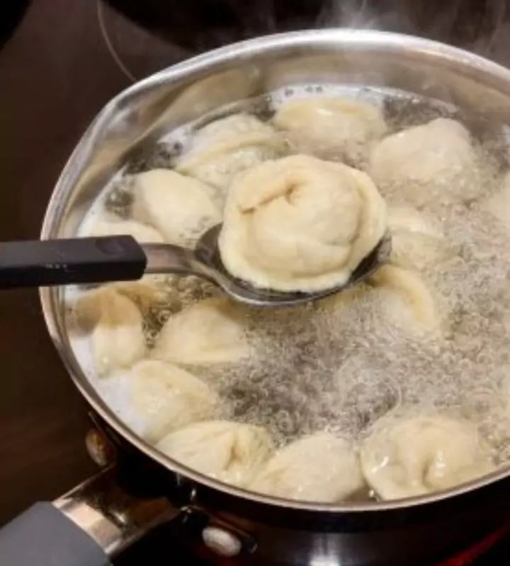 Для приготовления вкусных пельменей недостаточно просто бросить их в кипящую воду, а через несколько минут выложить на тарелку.