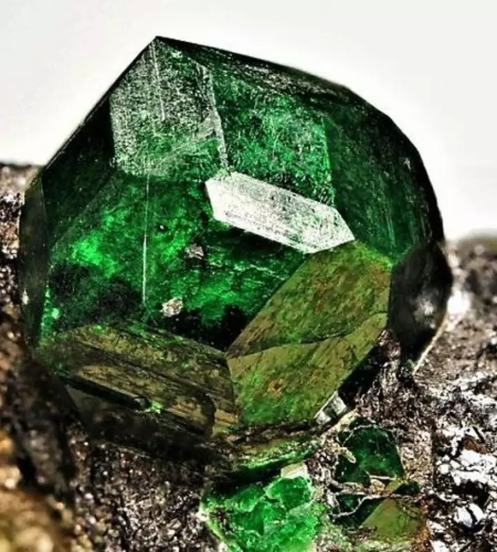 Уваровит – это минерал, который относится к группе граната, но отличается необычными свойствами.