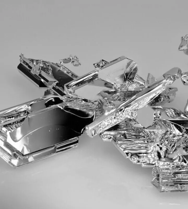 Серебристый металл рутений относится к платиновой группе и добывается в Северной и Южной Америке, Китае, ЮАР, Зимбабве, Уральских горах.