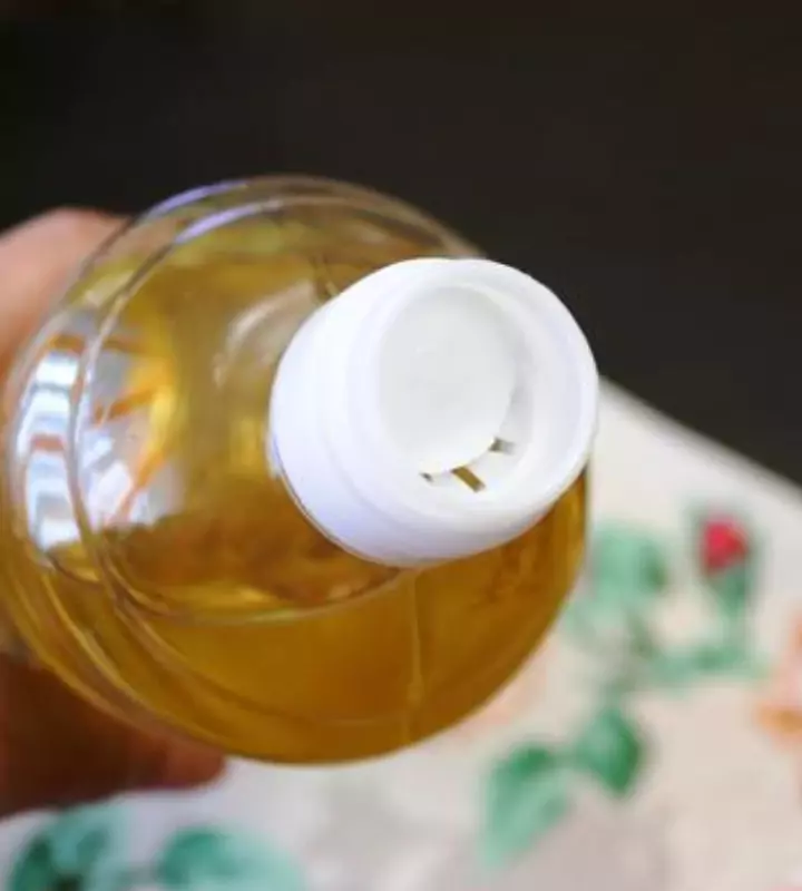 Под пробкой в бутылках с растительным маслом находится плоская заглушка с небольшим колечком.