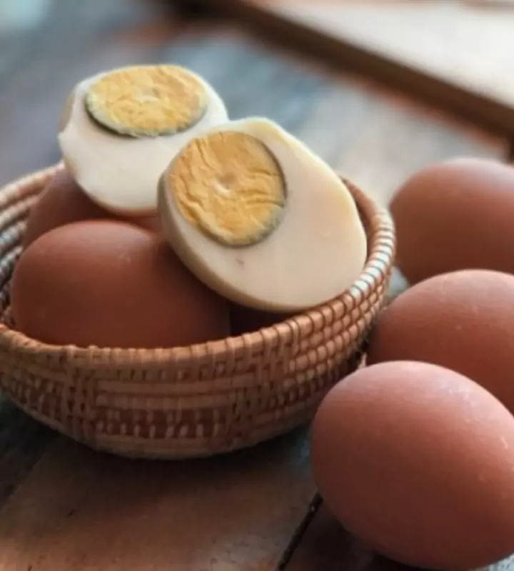 Иногда после варки яйца желток приобретает зеленоватый оттенок. Такой продукт безопасен для здоровья, но не слишком эстетичен.