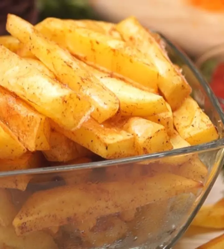 Картошка фри считается одним из блюд фаст-фуда, небезопасного для здоровья. Приготовить такую еду можно особым способом.