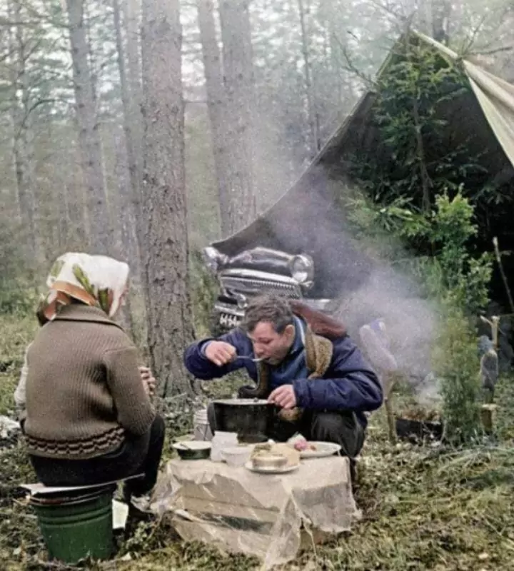 Юрий Гагарин на пикнике в компании своей супруги.