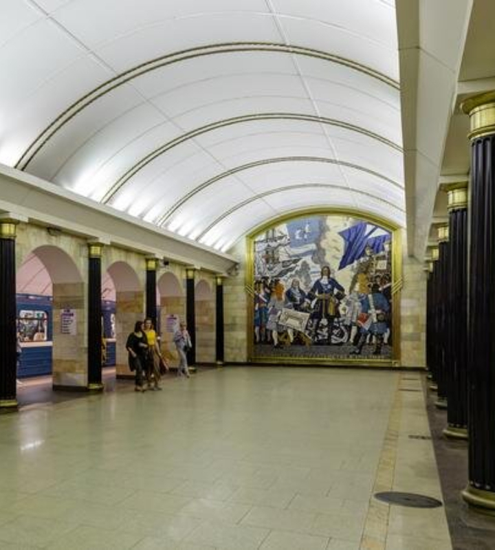 Петербургское метро, проложенное под болотами и бесконечными рукавами дельты реки Нева, является самым глубоким в мире со средней глубиной расположения станций в 60 метров.